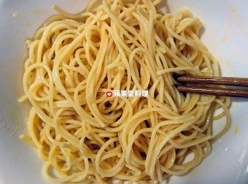 step3: 將步驟1的麵放入碗中，倒少許油，拌勻；打入1顆蛋，灑少許黑胡椒粉、白胡椒粉、鹽，拌勻。