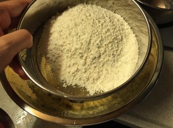 step4: 篩入低筋麵粉和泡打粉, 用膠刮攪勻