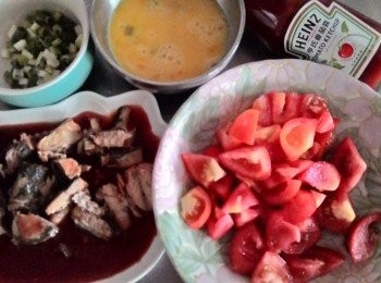 step1: 首先將番茄切塊,所有<span class="group_1">食材</span>備好