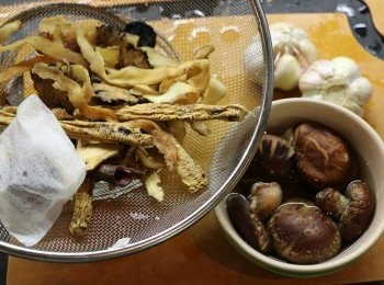 step3: 將所有藥材料和香料用洗水沖洗一次，然後將比較細少的香料放入茶包中；乾香菇泡軟，剪去菇蒂。