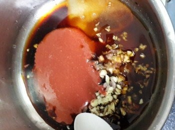 step8: 腌肉調味料加入蒜蓉、乾蔥頭碎撈勻