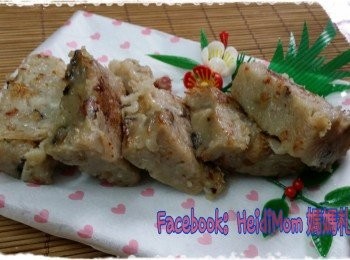 step7: 剛蒸好的蘿蔔糕比較軟，我家孩子會急不及待用匙馬上享用。 其實待涼後，切件煎香吃味道更佳！
Turnip cake is quite soft when just leaving the steam oven/wok.  Cut into pieces while it is cooled,  pan-fry to serve is better.