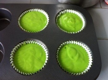 step6: 往桌子敲兩下。即可送進預熱好的烤箱