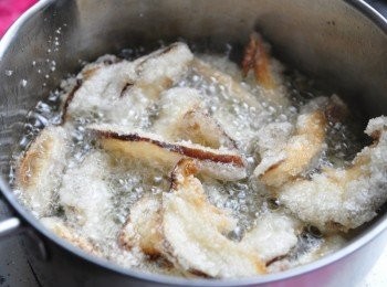 step4: 一片片放入油鍋炸至微微金黃