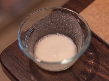 step9: 麵粉加入水拌勻後倒至雞肉中炒勻