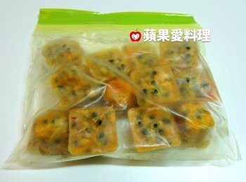 step4: 結凍後就是【百香果冰塊】囉。將冰塊放進「耐冷夾鍊袋」，放到冷凍庫保存，好方便。