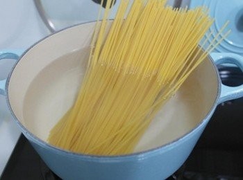 step1: 先來煮義大利麵吧~~時間按照包裝上的時間少個兩分鐘煮^^