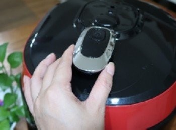 step3: 運用微電腦壓力萬用鍋輔助功能，
除了基本預設功能外，
在鍋蓋未蓋上狀態下，
將旋蓋把手順時鐘方向調整至關蓋鎖圖形，
這時壓力萬用鍋進入待機狀態，按任一功能鍵，
即可加熱直接處理需先拌炒或煸煎的食材。
讓這道感覺準備繁雜的料理能輕鬆方便一鍋搞定
其實滷豬腳要直接連同配料一起入鍋也可以，
但多道炒料程序風味會更棒。