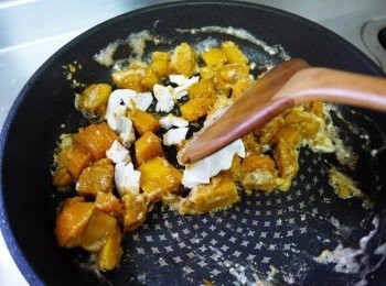step4: 下少許的油，蛋黃入鍋中炒至起泡，接著下南瓜與蛋白，中火快速炒