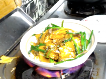 step7: 燒熱煲仔 , 所有放晒入煲仔 , 冚蓋煲邊落料酒 , 大火焗一分鐘 , 超級香噴噴的【薑蔥魚腩煲】就完成 , 趁熱食 .....