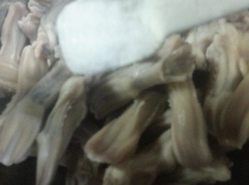 step3: 用半茶匙鹽略醃15分鐘