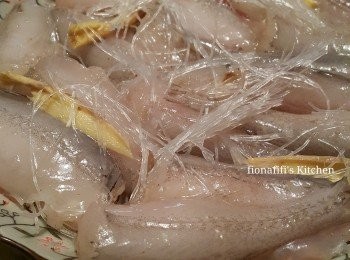 step3: 把九肚魚切成長方型，排放在碟上，在魚身撒上薑和榨菜絲，及浸軟的粉絲，魚露