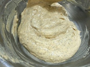 step5: 從煲內的伯爵奶茶內取60ML，加入步驟4內，同樣以輕按的方法混合，切勿過度混合至令旦糕起筋