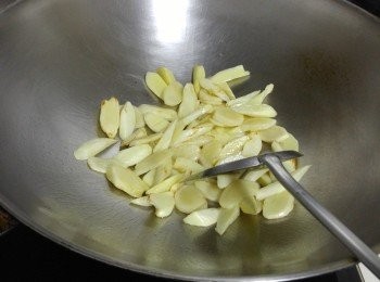 step3: 菠蘿和三色椒切塊，中芹去葉切段。