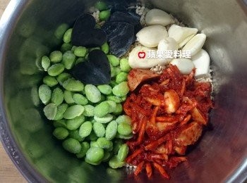 step2: 取出「6人份內鍋」，放入糙米、杏鮑菇泡菜、毛豆仁、心形昆布、去膜蒜頭。