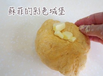 step4: 再慢慢加入軟化的無鹽奶油搓揉混合入麵糰中。（這時候得麵團不好揉，要有心理準備）