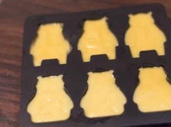 step9: 平均將粉漿擠入已掃油之模具內至 8 分滿，粉漿一會兒後會自動攤平，不需要掃平 
（模具只需要掃薄薄的一層油就可以，千萬不要用non-stick spray直接噴）