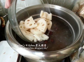 step5: 再加入蓮藕拌勻煲30分鐘後蓋上蓋轉慢火煲2小時