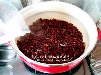 step3: 將紅豆放入煲內用中火炒數分鐘 , 加入約50ml水拌炒紅豆至收乾水份