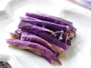 step6: 將冰鎮後的茄片撕成細長絲擺盤