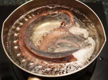step2: 備一鍋滾水，將章魚下鍋繼續煮到水滾後，關火並蓋上蓋子悶約10分鐘，直到章魚可以用筷子戳入即可取出放涼。(Tips1)