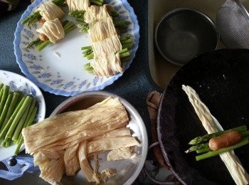 step2: 將鮮腐竹卷上素腸及蘆筍,用大火蒸5分鐘