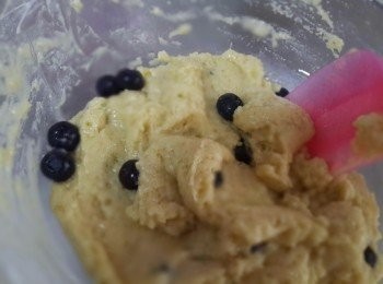 step3: 最後加入新鮮藍莓拌一拌倒入模型中8分滿 上下火200度30分~完成 ps喜歡什麼口味這時候可以自己做變化了