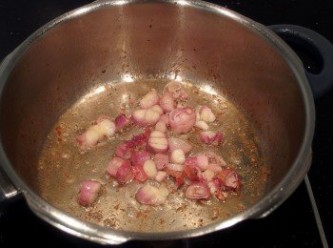 step5: 煎成焦香的五花肉先起鍋。利用原鍋裡的豬油爆香紅蔥頭。