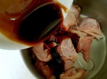 step2: 雞腿肉切成適合大小將步驟1倒入醃製約30-50分鐘