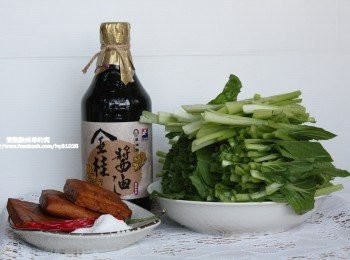step1: 這是我要為家人煮料理的豆油伯 - 金桂醬油，其實豆油伯的商品中我最愛的醬油也是這一款，為啥咪? 因為我比較偏向清淡料理蔬食，對於醬油氣味和味道更是有點挑剔，而金桂醬油不管是料理或是當沾醬醬料都是口感不錯的首選。