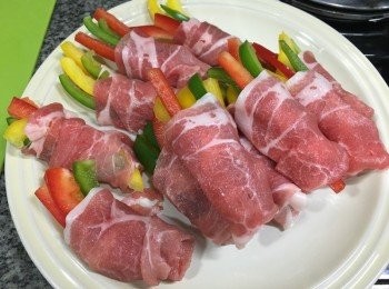 step2: 將黑豚肉片平鋪在膠鋪上, 鋪上三色色, 份量隨意, 4-5條左右, 卷起, 摺口向下, 三色椒顏色豐富, 豚肉包向一邊, 賣相美