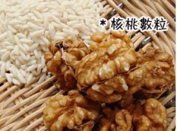 step1: 完整核桃仁5-6個，米一勺（糯米和白米都可以）。