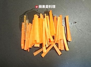 step3: 取出平底鍋，放少許油，放入紅蘿蔔拌炒。
