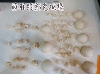 step8: （麵包做法）工作台上灑些高筋麵粉，取出發酵好的麵糰，分成8等份（每隻烏龜身體50g*1，腳4g*4，尾巴4g*1），整型。