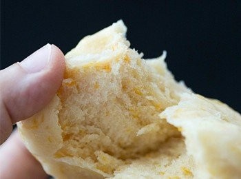 step4: 放入煲內，用凍水開爐蒸15分鐘、(一開始到尾都要加上一支筷子在蓋上，這一環是完成後饅頭面層有否凹凸的重要關鍵)