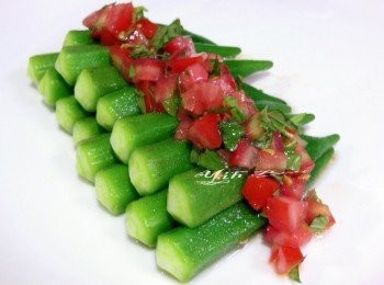 step2: [沙沙醬<span class="group_1">食材</span>]蕃茄洗淨切成小丁，九層塔、香菜、辣椒切碎備用。