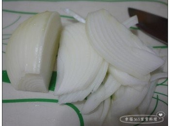 step2: 洋蔥切絲。