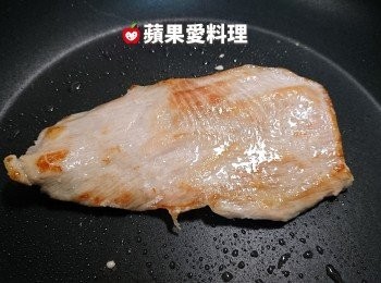 step2: 煎到恰恰（焦黃）的狀態時，翻面，從鍋邊淋入米酒，蓋上鍋蓋，續煎。