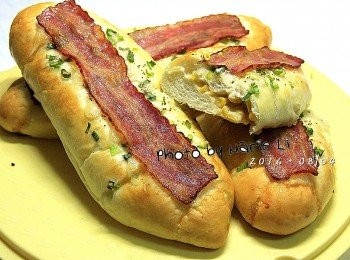 step4: 烤箱設定：

上火： 170度
下火： 160度
烤盤放置： 上層
時間： 18分鐘

麵包進入烤箱前先於<span class="group_3">表面</span>噴上一點水
烘烤至<span class="group_3">表面</span>均勻上色即可取出。


※ 每台烤箱的狀況皆不相同，請依自家烤箱的狀況做調整設定。