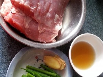 step1: 預備好各樣材料:五花腩肉洗淨,薑切片,蔥切段