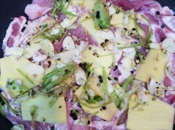 step5: 腩肉面再已舂好的加上黑白胡椒粒，薑片及步驟2的香料。

之後放上粉絲及大蝦。淋上剛浸蝦餘下的浸料。