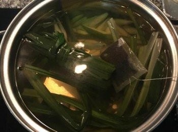 step5: 香氣已飄出，水成淡琥珀色。此時想要加紅茶包者，可以放入了，泡到自己喜歡的顏色即可，女漢子用了台茶-紅玉茶包，甜甜的氣味非常加分喔！！