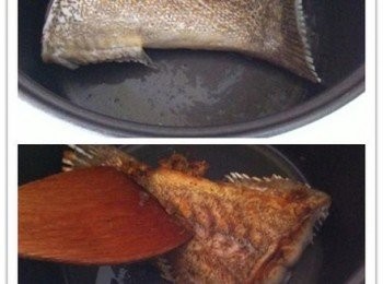 step2: 將魚尾下鍋，前後煎至金黃色，盛起待用。