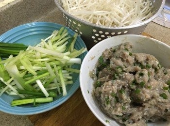 step1: 銀芽 韮黃 蔥段沖洗, 韮黃及蔥切段瀝乾備用