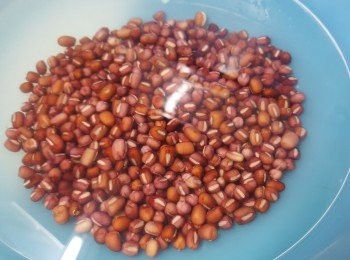 step1: 紅豆160g洗淨後浸4小時以上(浸一晚更理想)