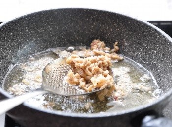 step4: 豬板油邊到微焦所乾後，就不會再釋放出油脂，即可撈起 (小時後外婆煸豬油時，我們都會等著吃這個煸香的豬油渣，灑點鹽巴就能直接香香的吃，還能拌飯喔!)