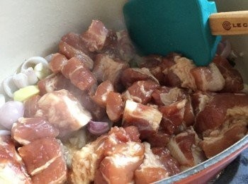 step3: 中火加入排骨先煎香一邊再反轉快炒