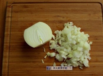 step2: 洋蔥切碎。