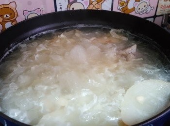 step7: 較中細火煲1小時，加入少許鹽調味即可