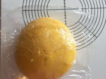 step4: 麵團滾圓後，表面噴少許水，蓋上發酵至兩倍大。一發後，排氣，平均分成六份，分別滾圓，再蓋上休息15分鐘。